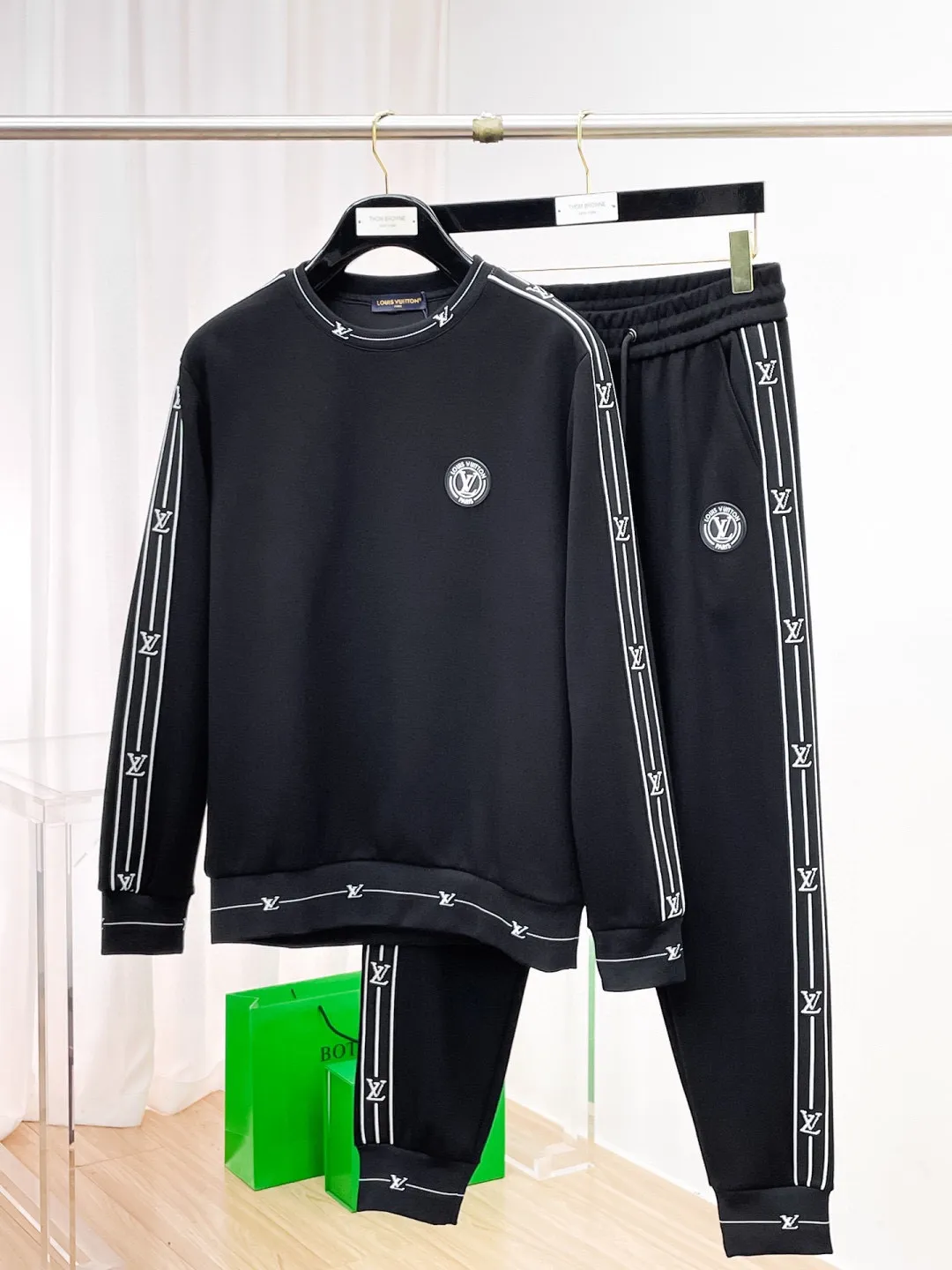 🅿️540 LV 2025 autumn and winter new counter, the same casual Tencel cotton fabric suit, breathable, comfortable and casual! Full of high-end feel! The details are exquisite and high-end, and the workmanship is impeccable! The original high-end fabric is very high-end! The fabric is crisp, anti-wrinkle and wear-resistant, warm, neat and stylish. Everyone must buy a set this autumn and winter. They must look cool and cool when wearing it. This is a model that we highly recommend! M-3XL